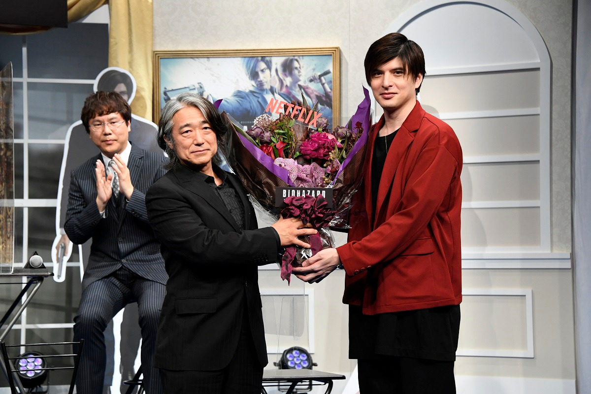羽住英一郎監督に花束を贈呈する城田優。