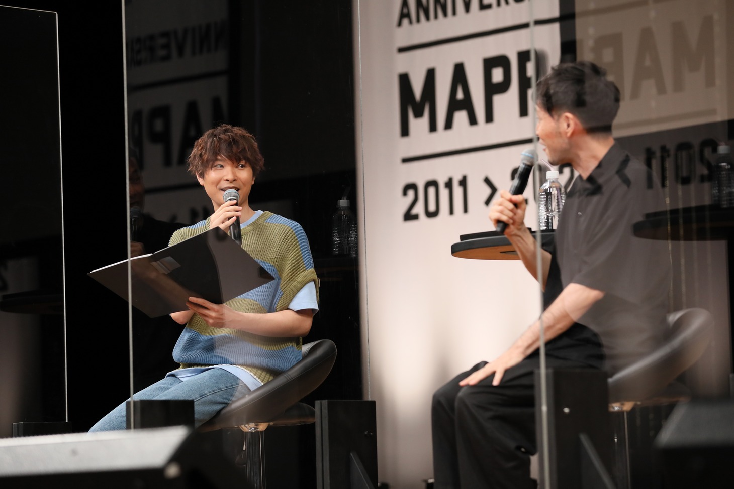 左から上村祐翔、西田征史総監督。