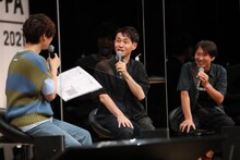 左から上村祐翔、西田征史総監督、松田清監督。