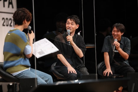 左から上村祐翔、西田征史総監督、松田清監督。