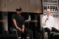 ラション・トーマス監督（左）。