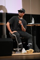 ラション・トーマス監督。