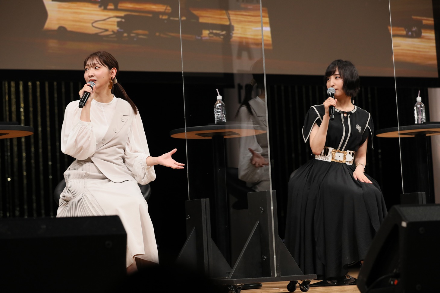 左から井上麻里奈、佐倉綾音。