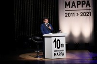 総合MCの天津・向清太朗。