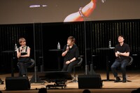 左から朴璐美、緒方恵美、城所聖明監督。