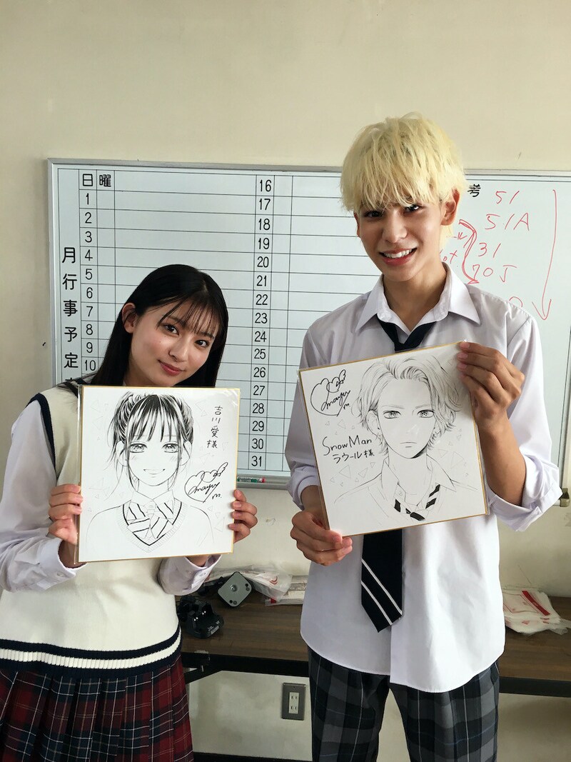 村田真優の描き下ろし色紙を手にしたラウール(Snow Man)と吉川愛。 (c)2021「ハニーレモンソーダ」製作委員会 (c)村田真優/集英社