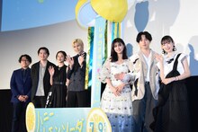 実写映画「ハニーレモンソーダ」の公開前夜イベントより。左から神徳幸治監督、濱田龍臣、堀田真由、ラウール（Snow Man）、吉川愛、坂東龍汰、岡本夏美。