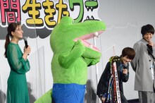 ワニの持ってきたくす玉を割る神木隆之介。