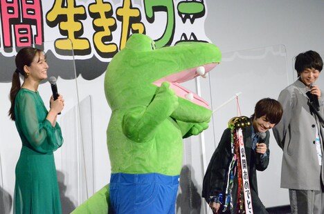 ワニの持ってきたくす玉を割る神木隆之介。