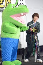 ワニの持ってきたくす玉を割る神木隆之介。