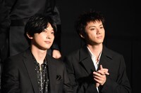 左から吉沢亮、山田裕貴。
