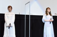 左から高橋李依、安野希世乃。