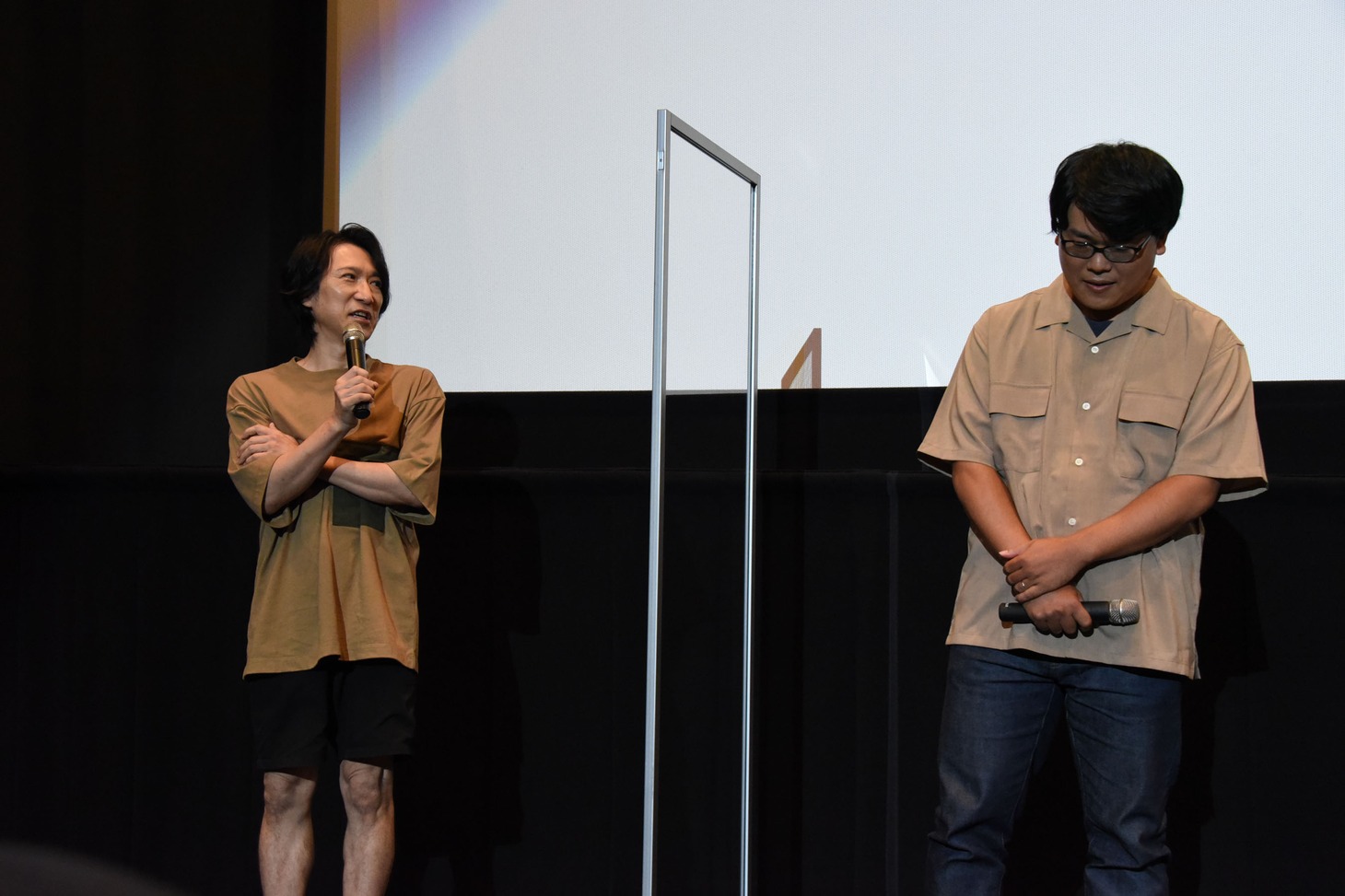 左から久米田康治、村野佑太監督。