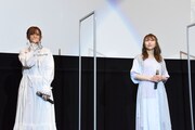 左から高橋李依、安野希世乃。