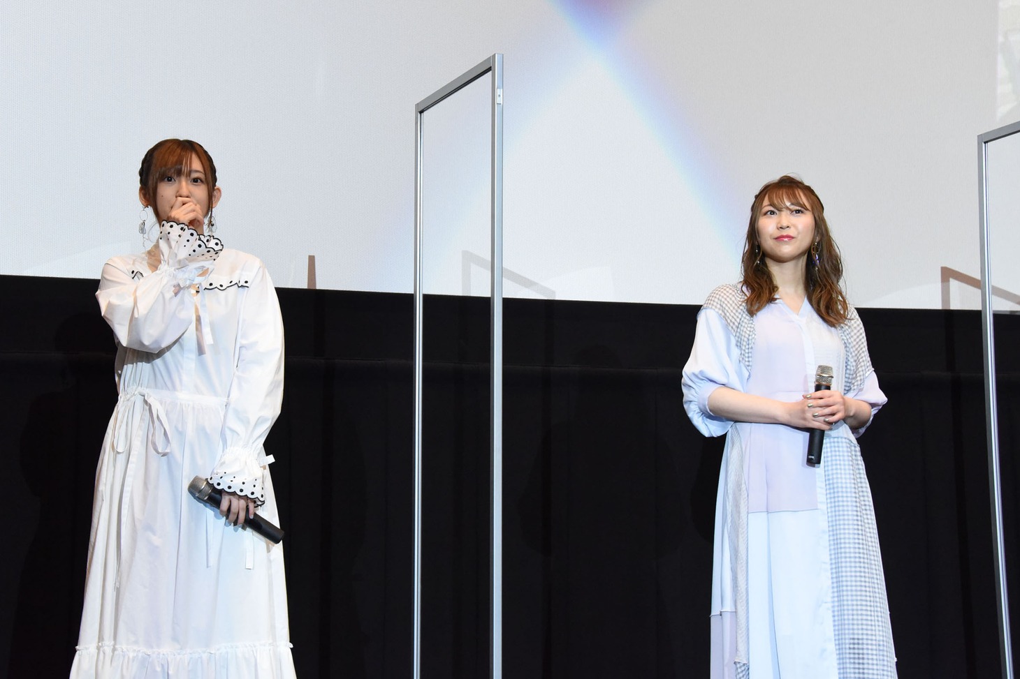 左から高橋李依、安野希世乃。