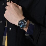 「カウボーイビバップ」をモチーフにした腕時計の使用イメージ。