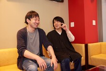 銀杏BOYZ・峯田和伸と夏目真悟監督の対談風景。