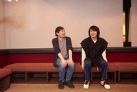 銀杏BOYZ・峯田和伸と夏目真悟監督の対談風景。