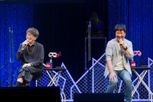 左から緑川光、松本保典。