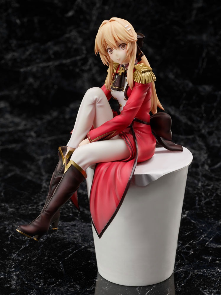 「リーシア・エルフリーデン 1/7 スケールフィギュア」は台座以外にも、色々な場所に座らせることができる。