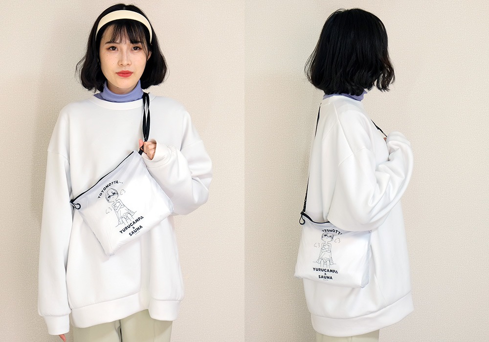 「TOTONOTTA サウナサコッシュセット」のサコッシュ使用イメージ。