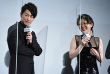 「竜とそばかすの姫」の初日舞台挨拶より、佐藤健を褒める中村佳穂。