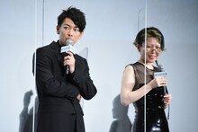 「竜とそばかすの姫」の初日舞台挨拶より、中村佳穂を褒める佐藤健。