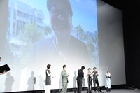 キャスト陣と細田守監督。