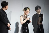 細田守監督と話す中村佳穂。