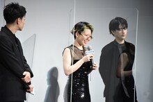 細田守監督と話す中村佳穂。