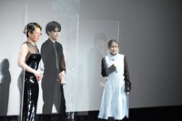 細田守監督に「レッドカーペットの居心地はいかがでしたか？」と質問した幾田りら。