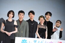 「竜とそばかすの姫」の初日舞台挨拶より、左から玉城ティナ、染谷将太、佐藤健、中村佳穂、成田凌、幾田りら。