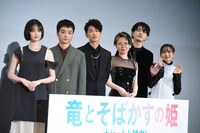 「竜とそばかすの姫」の初日舞台挨拶より、左から玉城ティナ、染谷将太、佐藤健、中村佳穂、成田凌、幾田りら。