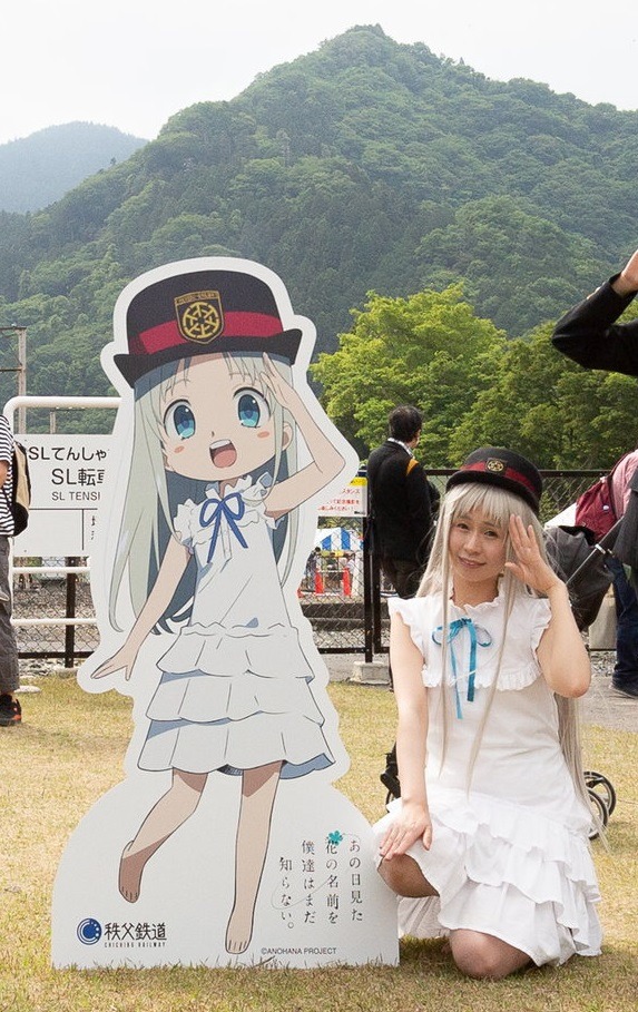 乗車するコスプレイヤーのイメージ。