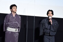 左から山田裕貴、吉沢亮。