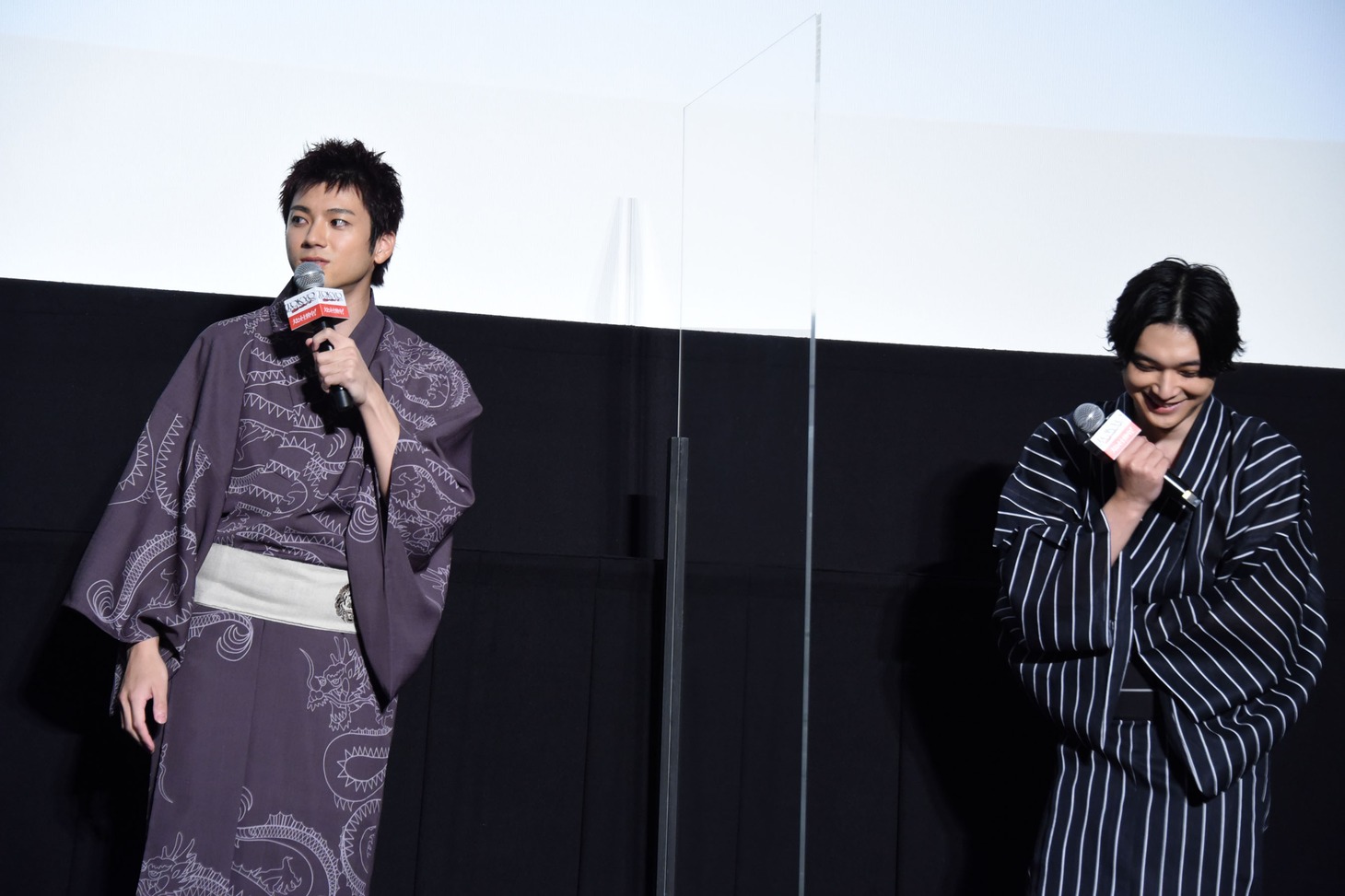左から山田裕貴、吉沢亮。