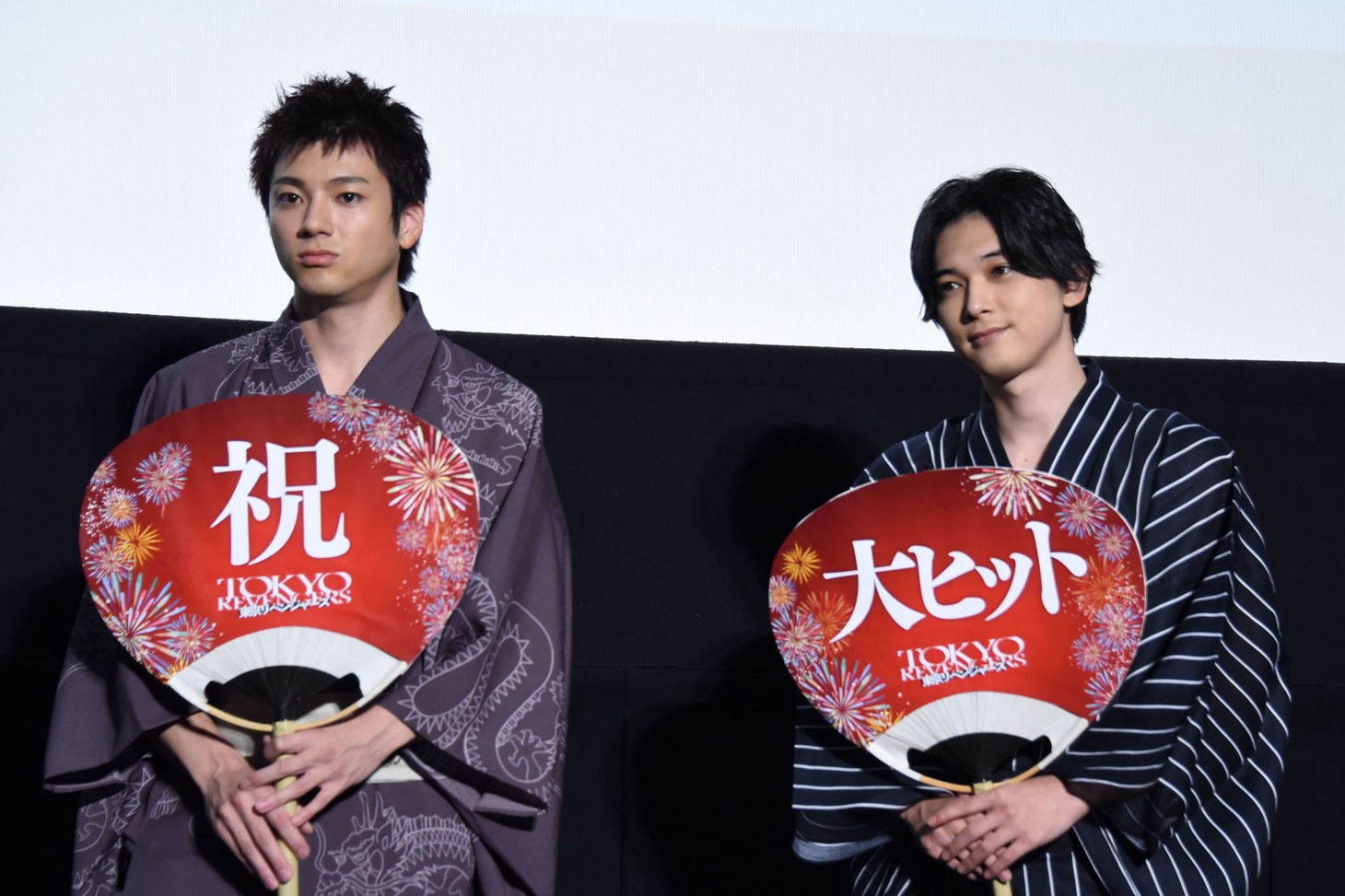左から山田裕貴、吉沢亮。