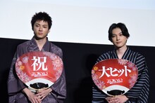 映画「東京リベンジャーズ」大ヒット御礼舞台挨拶の様子。左から山田裕貴、吉沢亮。