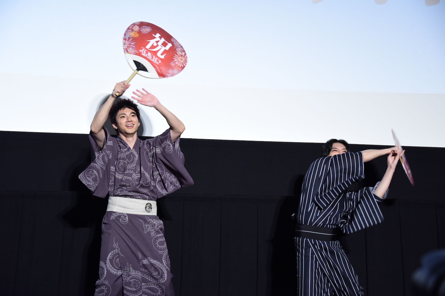 左から山田裕貴、吉沢亮。