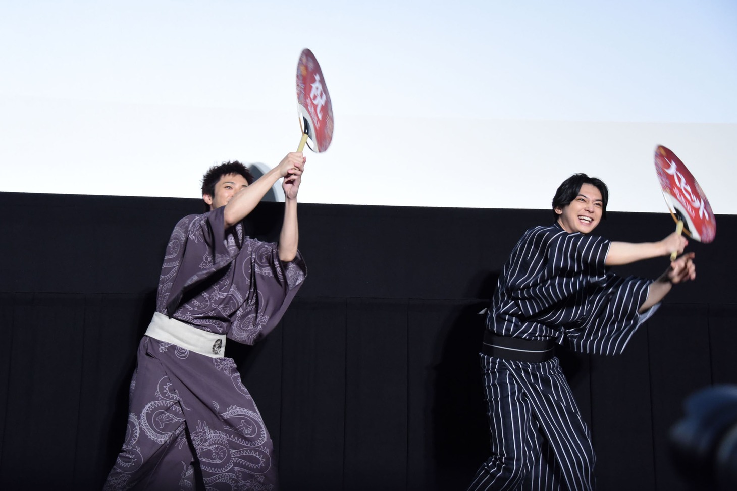 左から山田裕貴、吉沢亮。