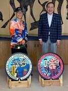 寄贈式の様子。富野由悠季（左）と小田原市長（右）。