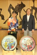 寄贈式の様子。富野由悠季（左）と小田原市長（右）。