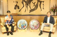 寄贈式の様子。富野由悠季（左）と小田原市長（右）。