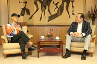 寄贈式の様子。富野由悠季（左）と小田原市長（右）。