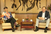 寄贈式の様子。富野由悠季（左）と小田原市長（右）。