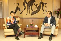 寄贈式の様子。富野由悠季（左）と小田原市長（右）。