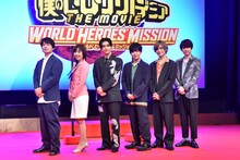 「僕のヒーローアカデミア THE MOVIE ワールド ヒーローズ ミッション」のイベント「ワールドファンミーティング」より。左から中井和哉、林原めぐみ、吉沢亮、山下大輝、岡本信彦、梶裕貴。