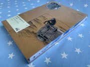 「北北西に曇と往け」ワイド版1巻は三方背ダンボール箱に収納されて販売されている。