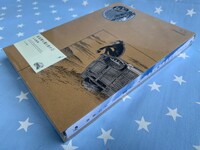 「北北西に曇と往け」ワイド版1巻は三方背ダンボール箱に収納されて販売されている。