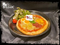 「東京卍曾 5種のピザ」